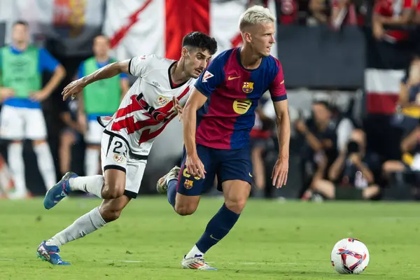 Madrid, İspanya - 27 Ağustos 2024: Madrid 'de oynanan Rayo Vallecano ve FC Barcelona ligi maçı. Dani Olmo ilk maçında bir golle ilk maçına çıkıyor. Futbolcular.