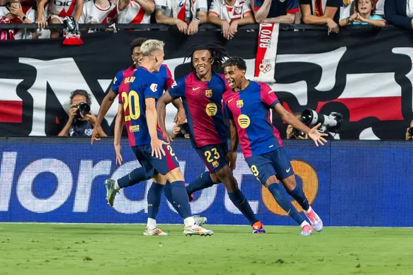 Madrid, İspanya - 27 Ağustos 2024: Madrid 'de oynanan Rayo Vallecano ve FC Barcelona ligi maçı. Dani Olmo ilk maçında bir golle ilk maçına çıkıyor. Futbolcular.