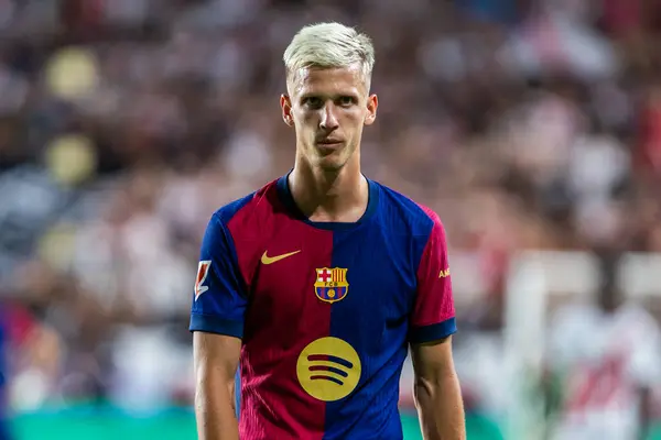 Madrid, İspanya - 27 Ağustos 2024: Madrid 'de oynanan Rayo Vallecano ve FC Barcelona ligi maçı. Dani Olmo ilk maçında bir golle ilk maçına çıkıyor. Futbolcular.