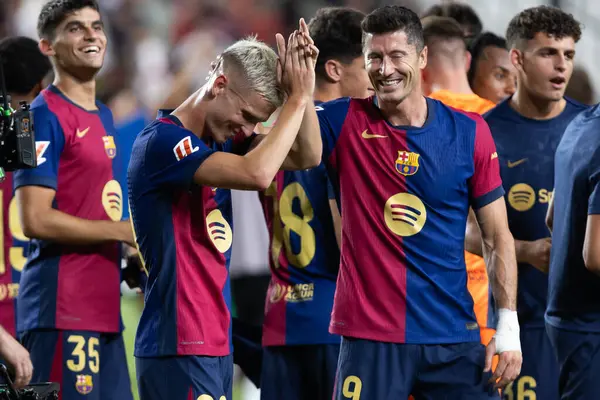 Madrid, İspanya - 27 Ağustos 2024: Madrid 'de oynanan Rayo Vallecano ve FC Barcelona ligi maçı. Dani Olmo ilk maçında bir golle ilk maçına çıkıyor. Futbolcular.