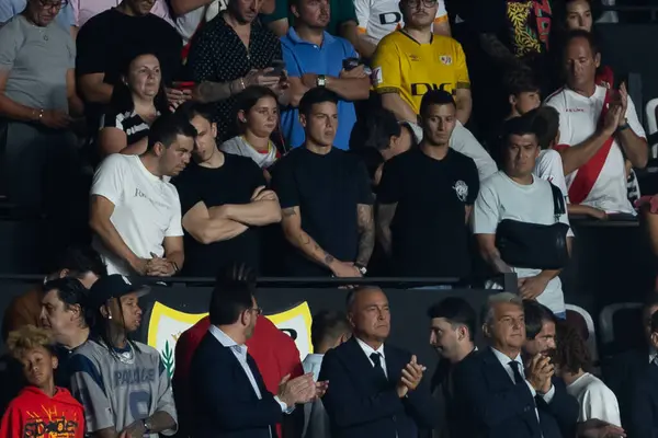 Madrid, İspanya - 27 Ağustos 2024: Madrid 'de oynanan Rayo Vallecano ve FC Barcelona ligi maçı. Rayo Vallecano oyuncuları. Futbolcular.