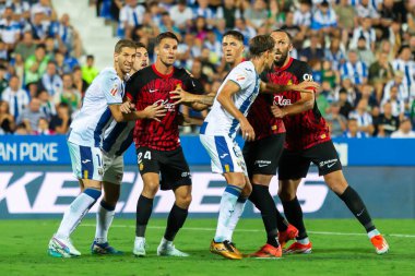 Madrid, İspanya - 31 Ağustos 2024: Legans FC ile Mallorca FC arasında oynanan lig maçı Butarque 'da oynandı. Gerçek Mallorca oyuncuları. Legans oyuncuları. Profesyonel futbol. Lig 2024, 2025.