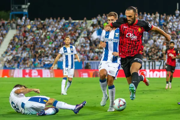 Madrid, İspanya - 31 Ağustos 2024: Legans FC ile Mallorca FC arasında oynanan lig maçı Butarque 'da oynandı. Gerçek Mallorca oyuncuları. Legans oyuncuları. Profesyonel futbol. Lig 2024, 2025.