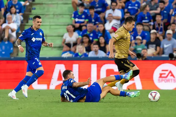 Madrid, İspanya - 31 Ağustos 2024: Getafe Fc ile Real Sociedad arasındaki lig maçı Madrid 'de oynandı. Getafe oyuncuları. Gerçek Sociedad oyuncuları. Profesyonel futbol. La Liga 2024, 2025.
