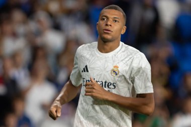 San Sebastian, İspanya - 14 Eylül 2024: Real Sociedad ve Real Madrid arasındaki lig maçı, San Sebastian 'da oynandı. Kylian Mbappe topu aldı. Gerçek Madrid oyuncuları.