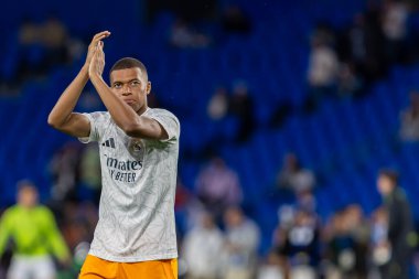 San Sebastian, İspanya - 14 Eylül 2024: Real Sociedad ve Real Madrid arasındaki lig maçı, San Sebastian 'da oynandı. Kylian Mbappe topu aldı. Gerçek Madrid oyuncuları.