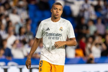 San Sebastian, İspanya - 14 Eylül 2024: Real Sociedad ve Real Madrid arasındaki lig maçı, San Sebastian 'da oynandı. Kylian Mbappe topu aldı. Gerçek Madrid oyuncuları.
