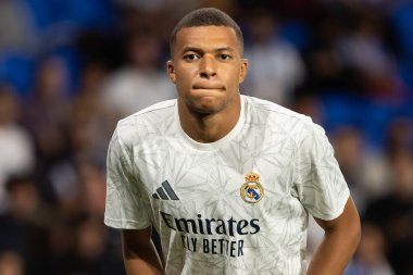 San Sebastian, İspanya - 14 Eylül 2024: Real Sociedad ve Real Madrid arasındaki lig maçı, San Sebastian 'da oynandı. Kylian Mbappe topu aldı. Gerçek Madrid oyuncuları.