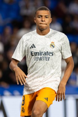 San Sebastian, İspanya - 14 Eylül 2024: Real Sociedad ve Real Madrid arasındaki lig maçı, San Sebastian 'da oynandı. Kylian Mbappe topu aldı. Gerçek Madrid oyuncuları.