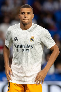 San Sebastian, İspanya - 14 Eylül 2024: Real Sociedad ve Real Madrid arasındaki lig maçı, San Sebastian 'da oynandı. Kylian Mbappe topu aldı. Gerçek Madrid oyuncuları.