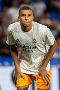San Sebastian, İspanya - 14 Eylül 2024: Real Sociedad ve Real Madrid arasındaki lig maçı, San Sebastian 'da oynandı. Kylian Mbappe topu aldı. Gerçek Madrid oyuncuları.