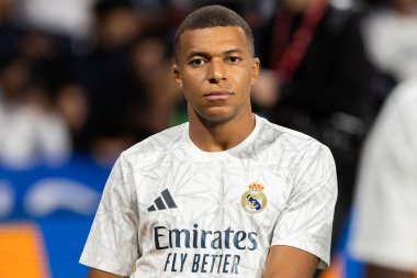 San Sebastian, İspanya - 14 Eylül 2024: Real Sociedad ve Real Madrid arasındaki lig maçı, San Sebastian 'da oynandı. Kylian Mbappe topu aldı. Gerçek Madrid oyuncuları.