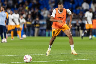 San Sebastian, İspanya - 14 Eylül 2024: Real Sociedad ve Real Madrid arasındaki lig maçı, San Sebastian 'da oynandı. Kylian Mbappe topu aldı. Gerçek Madrid oyuncuları.