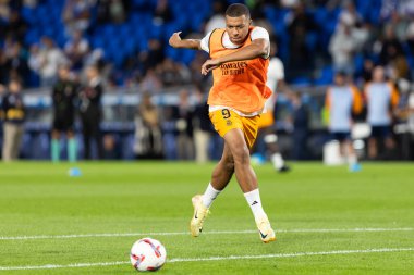 San Sebastian, İspanya - 14 Eylül 2024: Real Sociedad ve Real Madrid arasındaki lig maçı, San Sebastian 'da oynandı. Kylian Mbappe topu aldı. Gerçek Madrid oyuncuları.