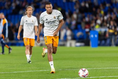San Sebastian, İspanya - 14 Eylül 2024: Real Sociedad ve Real Madrid arasındaki lig maçı, San Sebastian 'da oynandı. Kylian Mbappe topu aldı. Gerçek Madrid oyuncuları.