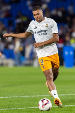 San Sebastian, İspanya - 14 Eylül 2024: Real Sociedad ve Real Madrid arasındaki lig maçı, San Sebastian 'da oynandı. Kylian Mbappe topu aldı. Gerçek Madrid oyuncuları.