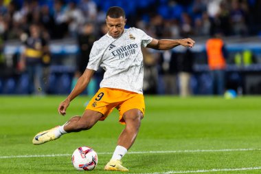 San Sebastian, İspanya - 14 Eylül 2024: Real Sociedad ve Real Madrid arasındaki lig maçı, San Sebastian 'da oynandı. Kylian Mbappe topu aldı. Gerçek Madrid oyuncuları.
