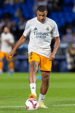 San Sebastian, İspanya - 14 Eylül 2024: Real Sociedad ve Real Madrid arasındaki lig maçı, San Sebastian 'da oynandı. Kylian Mbappe topu aldı. Gerçek Madrid oyuncuları.