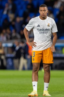 San Sebastian, İspanya - 14 Eylül 2024: Real Sociedad ve Real Madrid arasındaki lig maçı, San Sebastian 'da oynandı. Kylian Mbappe topu aldı. Gerçek Madrid oyuncuları.