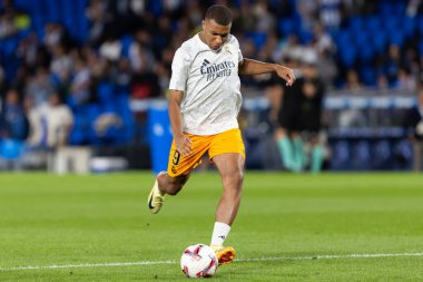 San Sebastian, İspanya - 14 Eylül 2024: Real Sociedad ve Real Madrid arasındaki lig maçı, San Sebastian 'da oynandı. Kylian Mbappe topu aldı. Gerçek Madrid oyuncuları.