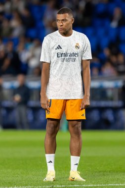 San Sebastian, İspanya - 14 Eylül 2024: Real Sociedad ve Real Madrid arasındaki lig maçı, San Sebastian 'da oynandı. Kylian Mbappe topu aldı. Gerçek Madrid oyuncuları.
