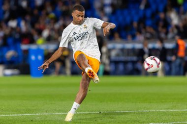 San Sebastian, İspanya - 14 Eylül 2024: Real Sociedad ve Real Madrid arasındaki lig maçı, San Sebastian 'da oynandı. Kylian Mbappe topu aldı. Gerçek Madrid oyuncuları.