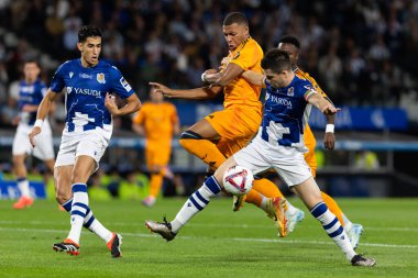 San Sebastian, İspanya - 14 Eylül 2024: Real Sociedad ve Real Madrid arasındaki lig maçı, San Sebastian 'da oynandı. Kylian Mbappe topu aldı. Gerçek Madrid oyuncuları.