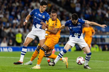 San Sebastian, İspanya - 14 Eylül 2024: Real Sociedad ve Real Madrid arasındaki lig maçı, San Sebastian 'da oynandı. Kylian Mbappe topu aldı. Gerçek Madrid oyuncuları.