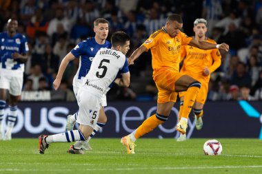 San Sebastian, İspanya - 14 Eylül 2024: Real Sociedad ve Real Madrid arasındaki lig maçı, San Sebastian 'da oynandı. Kylian Mbappe topu aldı. Gerçek Madrid oyuncuları.