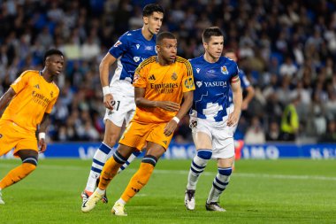 San Sebastian, İspanya - 14 Eylül 2024: Real Sociedad ve Real Madrid arasındaki lig maçı, San Sebastian 'da oynandı. Kylian Mbappe topu aldı. Gerçek Madrid oyuncuları.