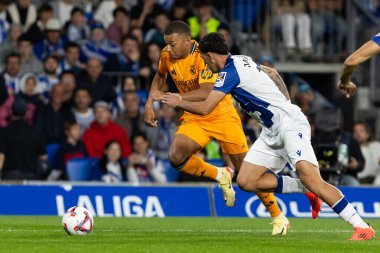 San Sebastian, İspanya - 14 Eylül 2024: Real Sociedad ve Real Madrid arasındaki lig maçı, San Sebastian 'da oynandı. Kylian Mbappe topu aldı. Gerçek Madrid oyuncuları.