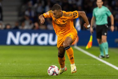 San Sebastian, İspanya - 14 Eylül 2024: Real Sociedad ve Real Madrid arasındaki lig maçı, San Sebastian 'da oynandı. Kylian Mbappe topu aldı. Gerçek Madrid oyuncuları.