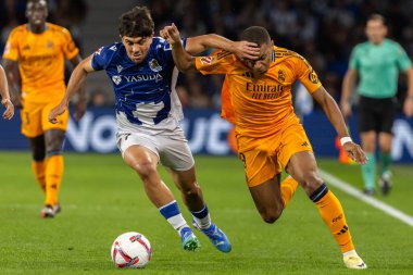 San Sebastian, İspanya - 14 Eylül 2024: Real Sociedad ve Real Madrid arasındaki lig maçı, San Sebastian 'da oynandı. Kylian Mbappe topu aldı. Gerçek Madrid oyuncuları.