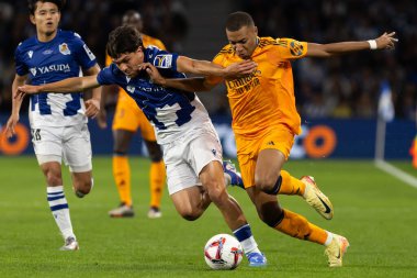 San Sebastian, İspanya - 14 Eylül 2024: Real Sociedad ve Real Madrid arasındaki lig maçı, San Sebastian 'da oynandı. Kylian Mbappe topu aldı. Gerçek Madrid oyuncuları.