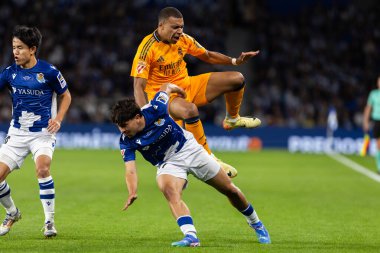 San Sebastian, İspanya - 14 Eylül 2024: Real Sociedad ve Real Madrid arasındaki lig maçı, San Sebastian 'da oynandı. Kylian Mbappe topu aldı. Gerçek Madrid oyuncuları.