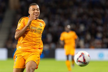 San Sebastian, İspanya - 14 Eylül 2024: Real Sociedad ve Real Madrid arasındaki lig maçı, San Sebastian 'da oynandı. Kylian Mbappe topu aldı. Gerçek Madrid oyuncuları.