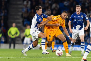 San Sebastian, İspanya - 14 Eylül 2024: Real Sociedad ve Real Madrid arasındaki lig maçı, San Sebastian 'da oynandı. Kylian Mbappe topu aldı. Gerçek Madrid oyuncuları.
