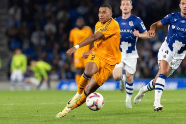 San Sebastian, İspanya - 14 Eylül 2024: Real Sociedad ve Real Madrid arasındaki lig maçı, San Sebastian 'da oynandı. Kylian Mbappe topu aldı. Gerçek Madrid oyuncuları.