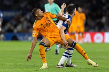 San Sebastian, İspanya - 14 Eylül 2024: Real Sociedad ve Real Madrid arasındaki lig maçı, San Sebastian 'da oynandı. Kylian Mbappe topu aldı. Gerçek Madrid oyuncuları.