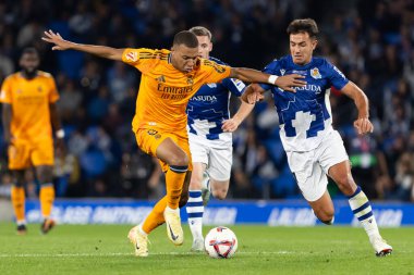 San Sebastian, İspanya - 14 Eylül 2024: Real Sociedad ve Real Madrid arasındaki lig maçı, San Sebastian 'da oynandı. Kylian Mbappe topu aldı. Gerçek Madrid oyuncuları.