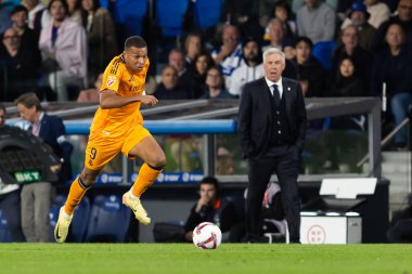 San Sebastian, İspanya - 14 Eylül 2024: Real Sociedad ve Real Madrid arasındaki lig maçı, San Sebastian 'da oynandı. Kylian Mbappe topu aldı. Gerçek Madrid oyuncuları.