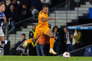 San Sebastian, İspanya - 14 Eylül 2024: Real Sociedad ve Real Madrid arasındaki lig maçı, San Sebastian 'da oynandı. Kylian Mbappe topu aldı. Gerçek Madrid oyuncuları.