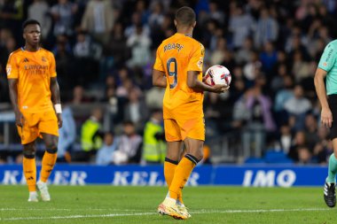 San Sebastian, İspanya - 14 Eylül 2024: Real Sociedad ve Real Madrid arasındaki lig maçı, San Sebastian 'da oynandı. Kylian Mbappe topu aldı. Gerçek Madrid oyuncuları.