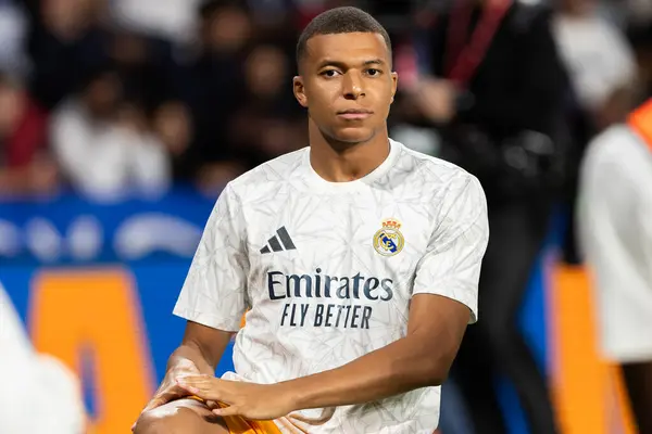 San Sebastian, İspanya - 14 Eylül 2024: Real Sociedad ve Real Madrid arasındaki lig maçı, San Sebastian 'da oynandı. Kylian Mbappe topu aldı. Gerçek Madrid oyuncuları.