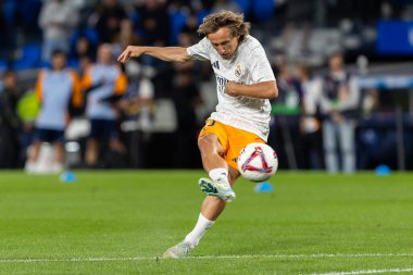 San Sebastian, İspanya - 14 Eylül 2024: Real Sociedad ve Real Madrid arasındaki lig maçı, San Sebastian 'da oynandı. Luka Modric topu aldı. Gerçek Madrid oyuncuları.