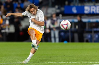 San Sebastian, İspanya - 14 Eylül 2024: Real Sociedad ve Real Madrid arasındaki lig maçı, San Sebastian 'da oynandı. Luka Modric topu aldı. Gerçek Madrid oyuncuları.