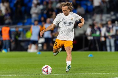 San Sebastian, İspanya - 14 Eylül 2024: Real Sociedad ve Real Madrid arasındaki lig maçı, San Sebastian 'da oynandı. Luka Modric topu aldı. Gerçek Madrid oyuncuları.