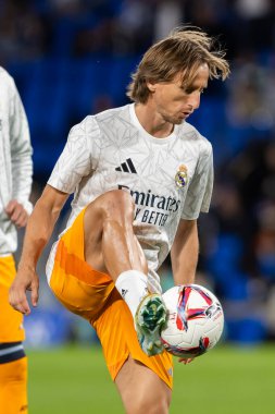 San Sebastian, İspanya - 14 Eylül 2024: Real Sociedad ve Real Madrid arasındaki lig maçı, San Sebastian 'da oynandı. Luka Modric topu aldı. Gerçek Madrid oyuncuları.
