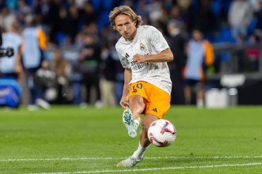 San Sebastian, İspanya - 14 Eylül 2024: Real Sociedad ve Real Madrid arasındaki lig maçı, San Sebastian 'da oynandı. Luka Modric topu aldı. Gerçek Madrid oyuncuları.