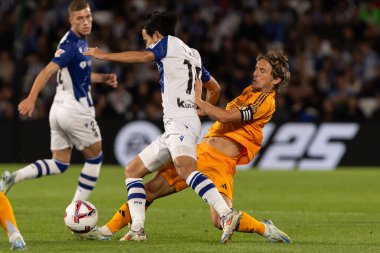 San Sebastian, İspanya - 14 Eylül 2024: Real Sociedad ve Real Madrid arasındaki lig maçı, San Sebastian 'da oynandı. Luka Modric topu aldı. Gerçek Madrid oyuncuları.